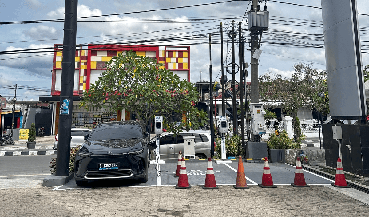 Area parkir dengan dua charger RheCharge di Starbucks Sipin, Jambi